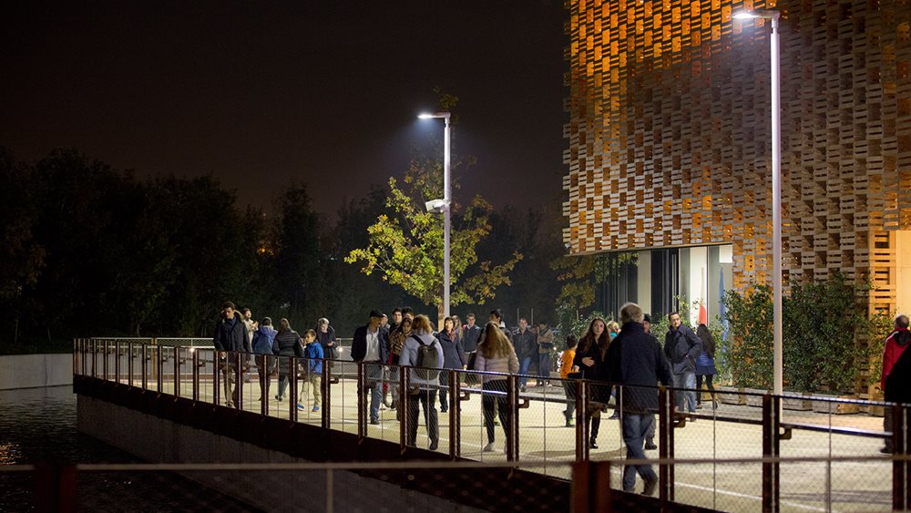 Pole / wall mounted systems