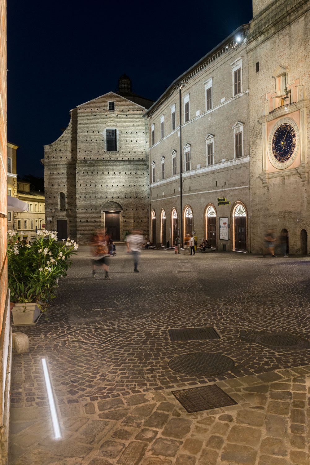 PIAZZA-DELLA-LIBERTA-MACERATA_IGUZZINI_02