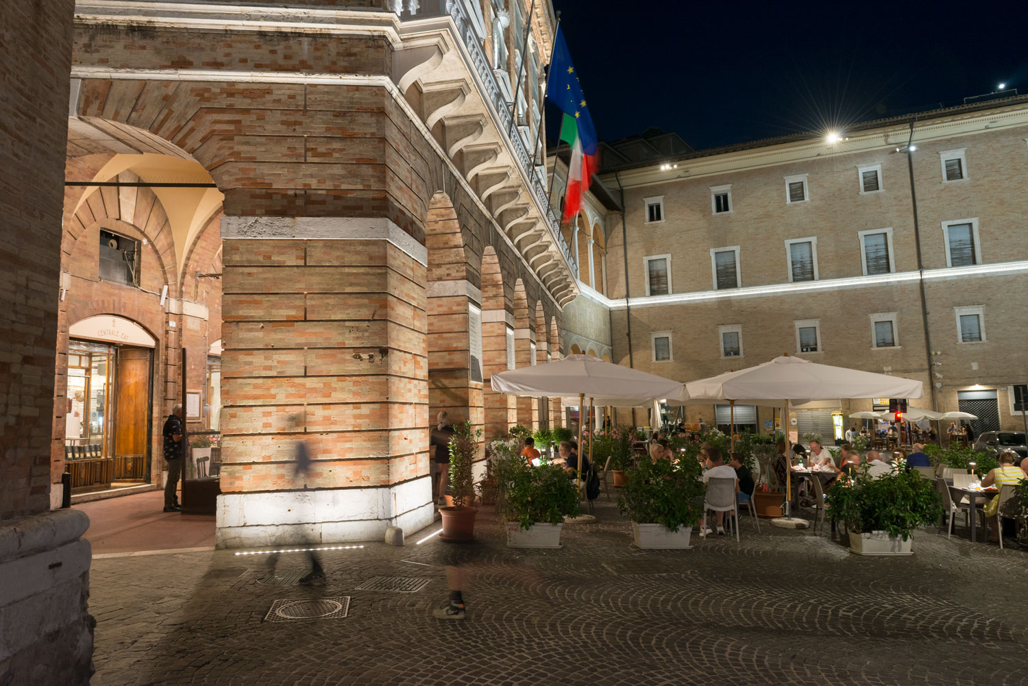 PIAZZA-DELLA-LIBERTA-MACERATA_IGUZZINI_03