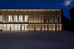 LINEALUCE-MINI-37-RECESSED_INSPIRATION_ZOOPROFILATTICO_ORG_842762_03_CON_PERSONE_RIT