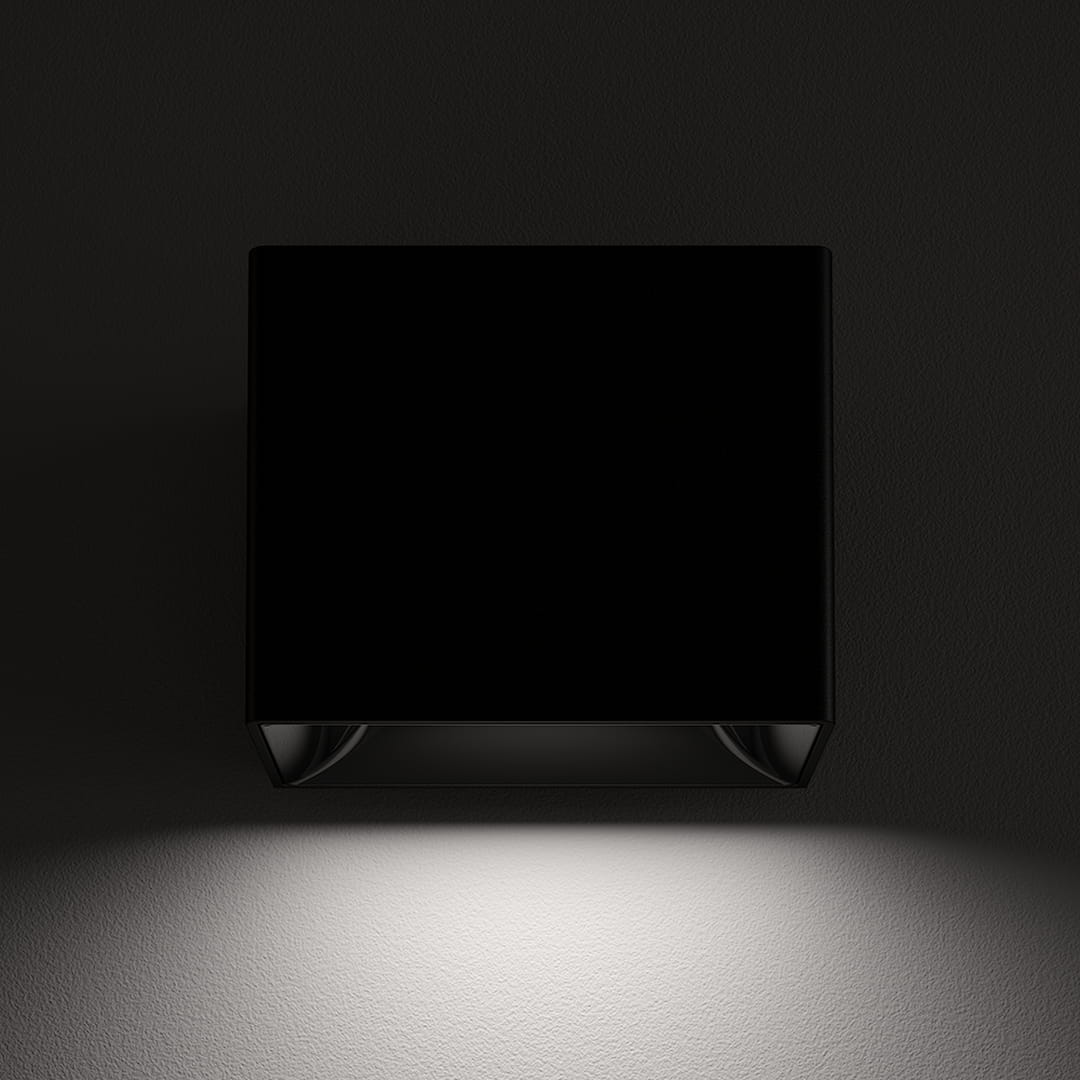 <strong>Invisible light. </strong> Black baffle with a glossy finish completely disguises the light source for a super-comfort visual effect.
